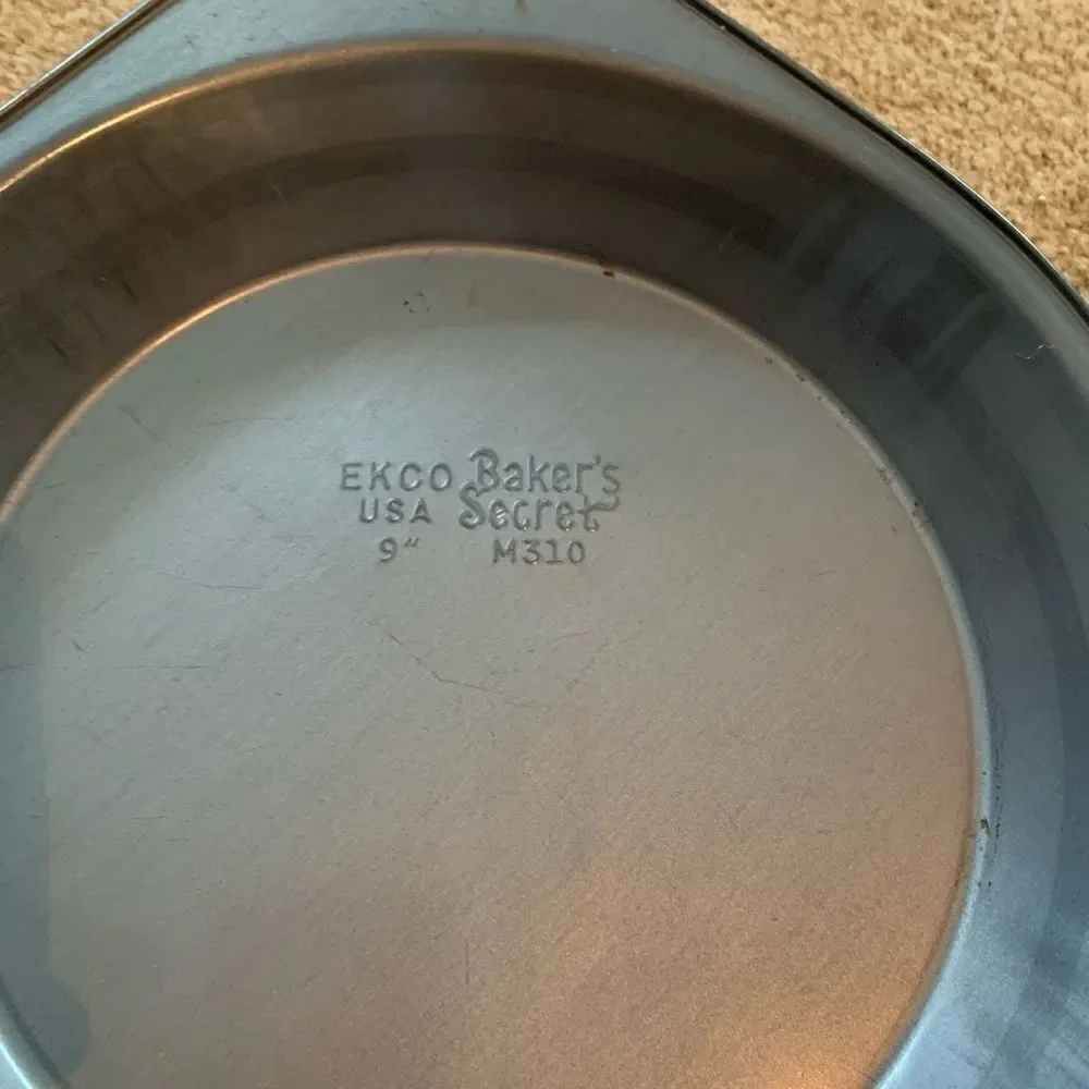 2 EKCO USA Baker’s Secret 9” M310 Metal Pie Pans